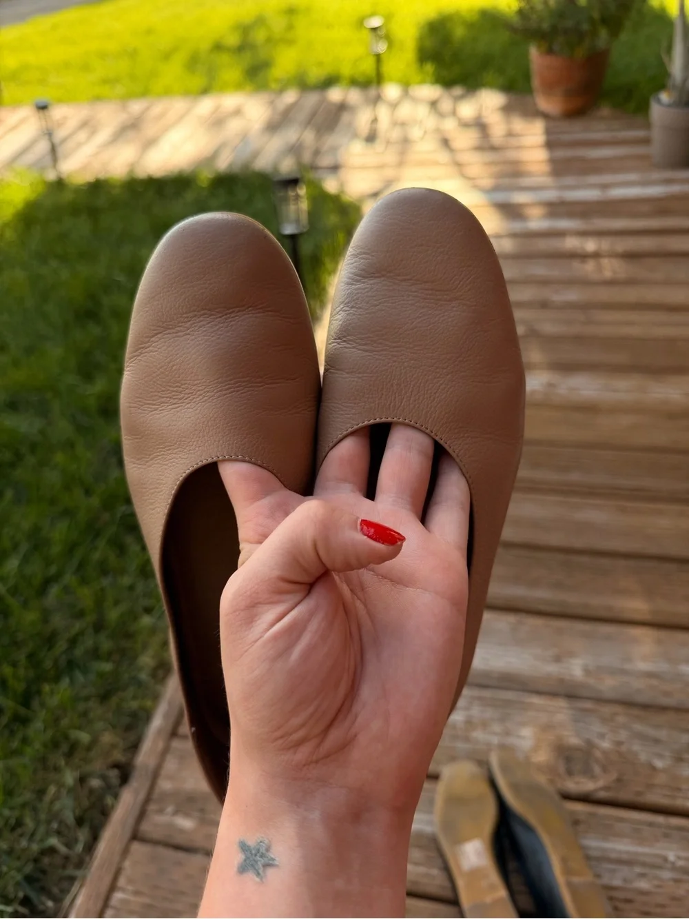 Everlane Day Glove in Tan Size 6.5 Leather Flats in Good Condition